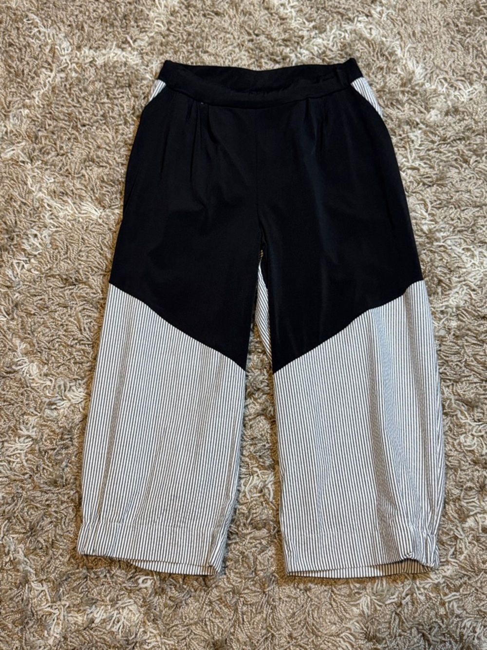NWT Matti Mamane Cropped Pants Black & Gray Seersucker Stripe size Medium